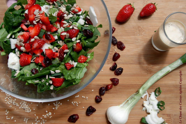 Salade printanière épinards fraises et tahini Salade printanière épinards fraises et tahini